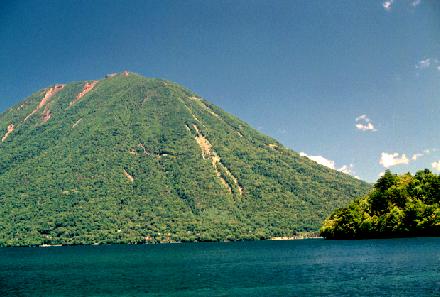 99.08.03.Mt.Nantai-05.jpg (26884 バイト)